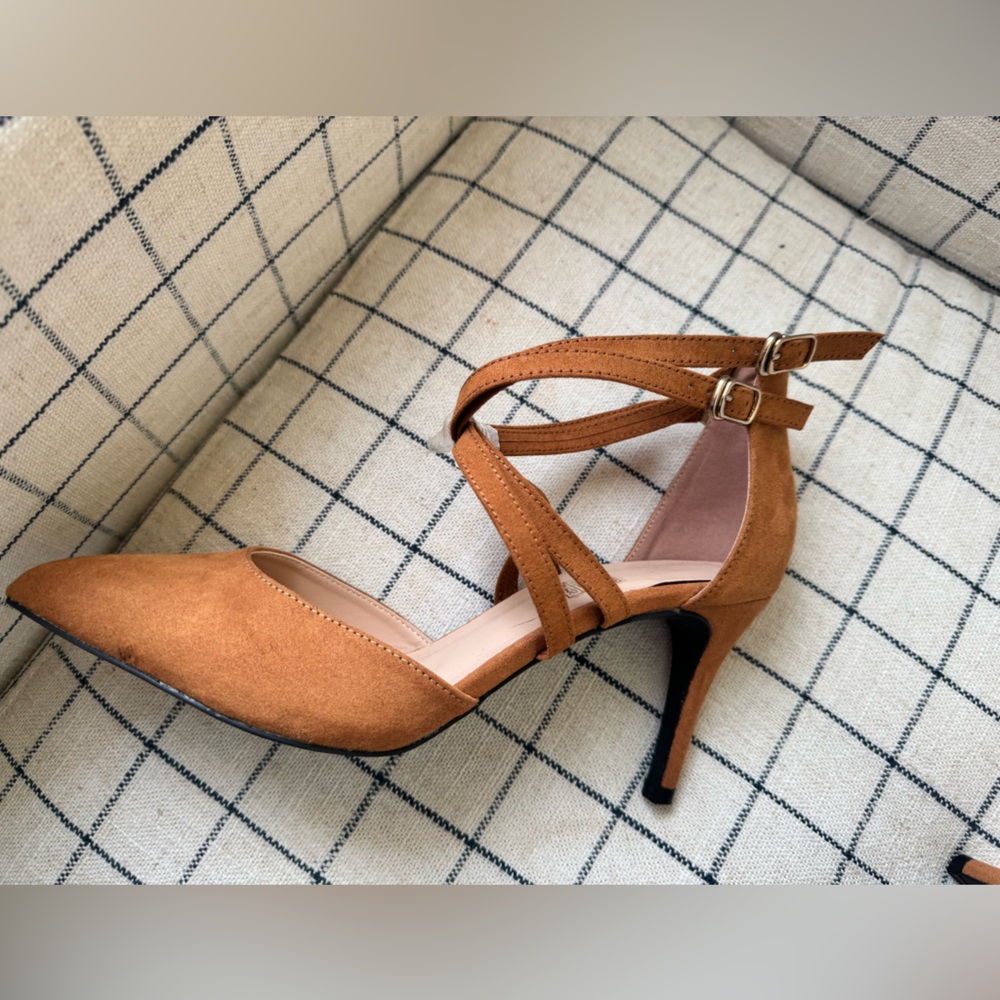 Tan Suede Pointed Toe Heels Ankle Strap Pumps Criss Cross - Picture 8 of 8